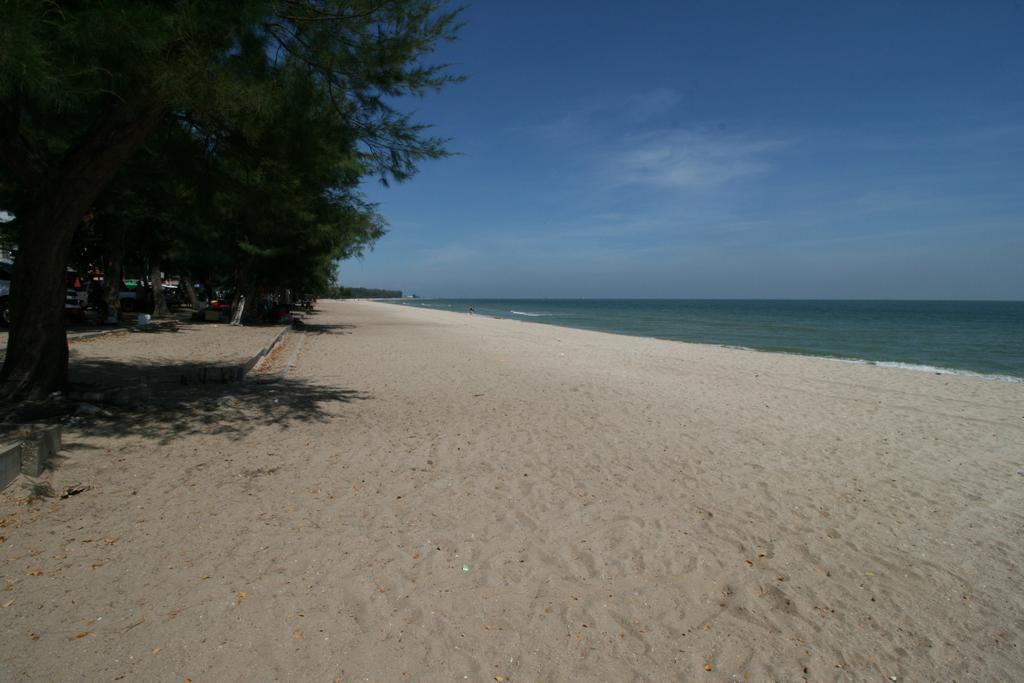 Beachfront Hotel Cha Am Cha-Am Exterior photo